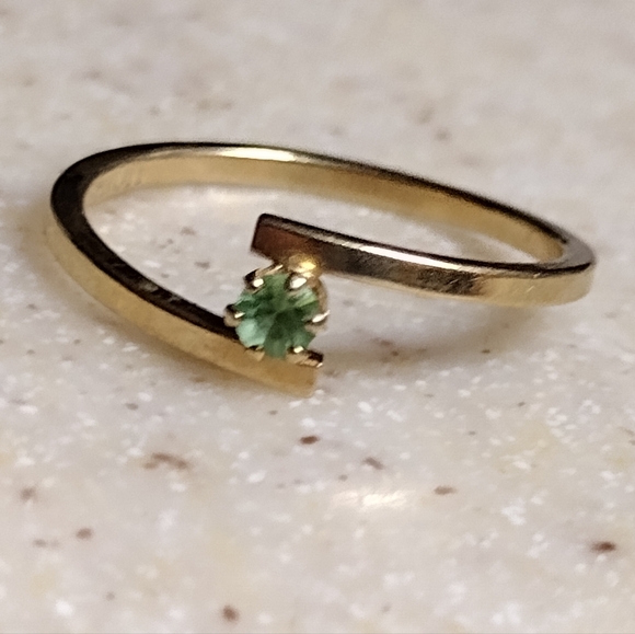 Gold plated green stone ring - Picture 3 of 3
